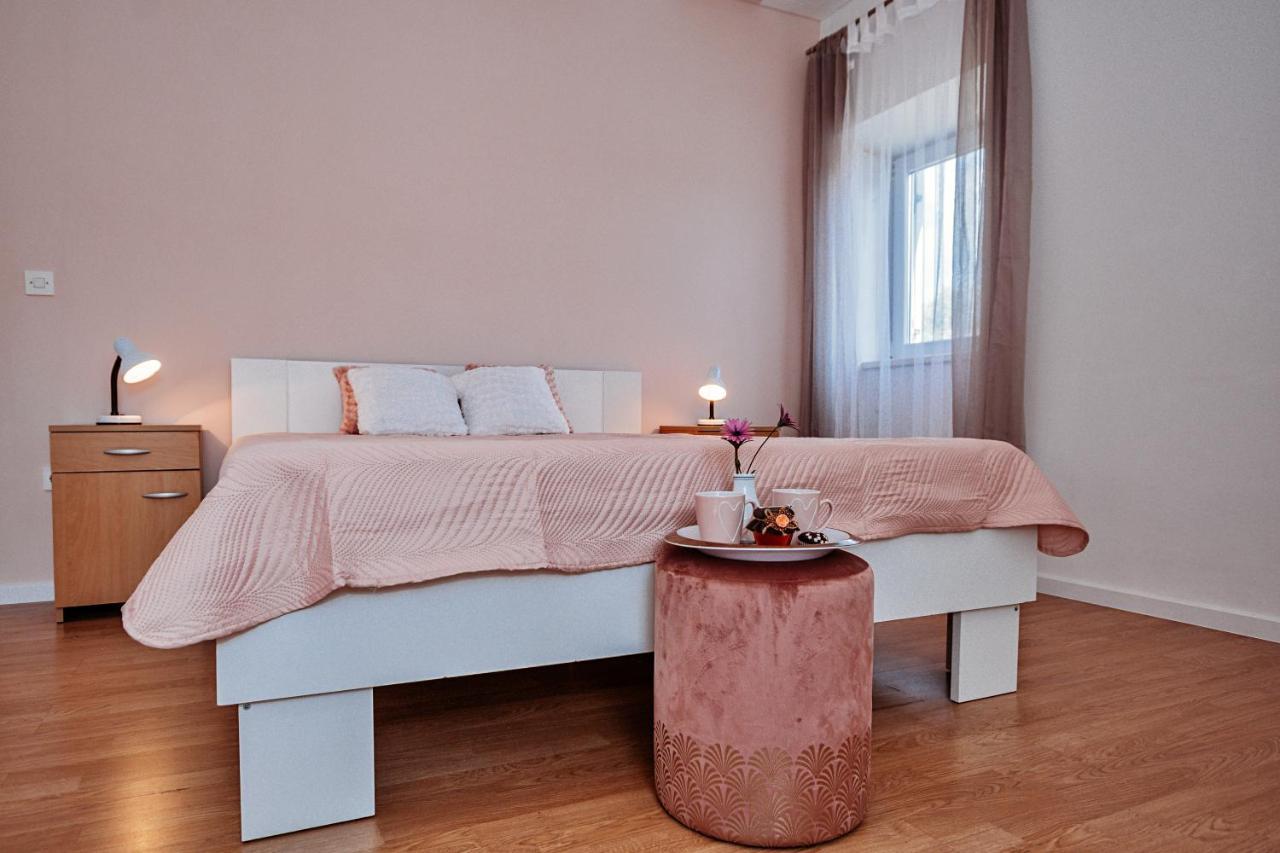 Rooms Emilija Božava Eksteriør billede