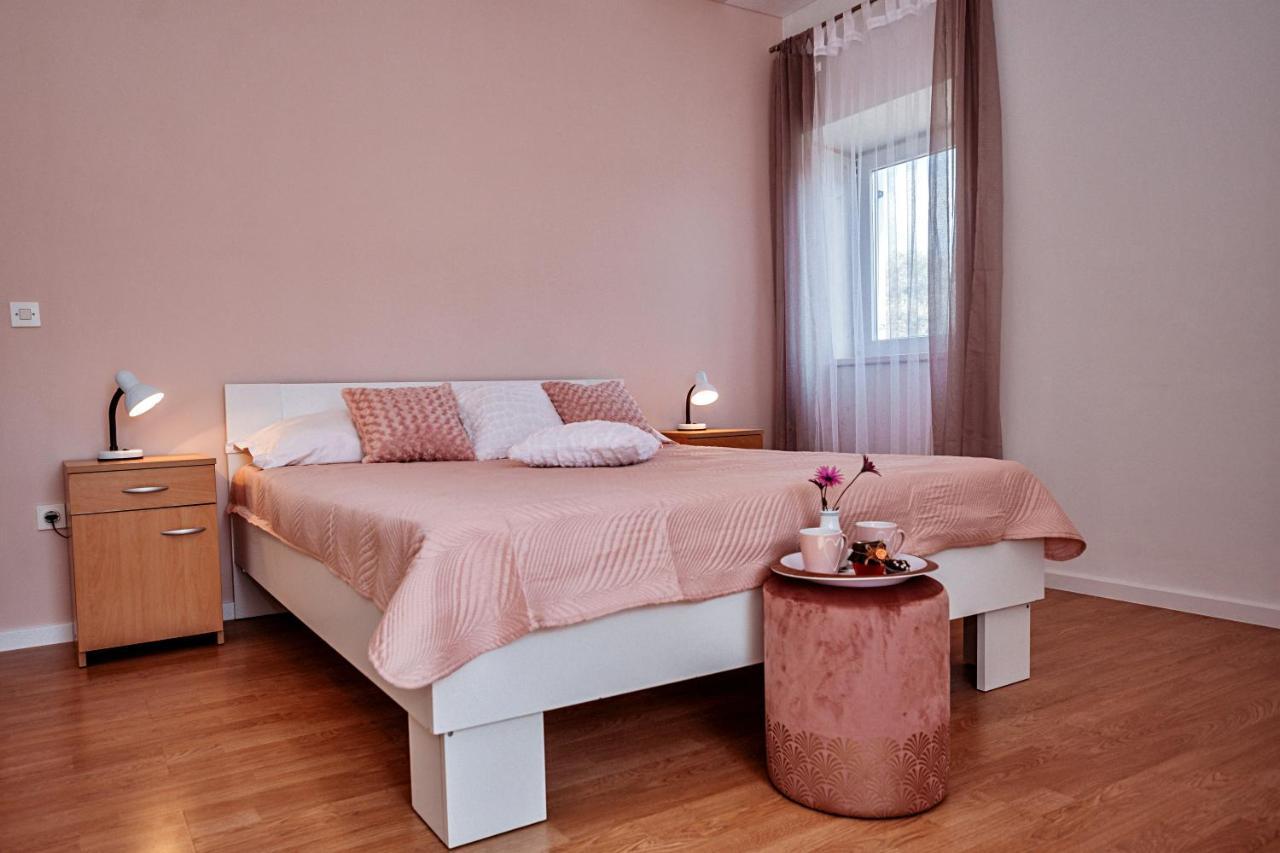 Rooms Emilija Božava Eksteriør billede