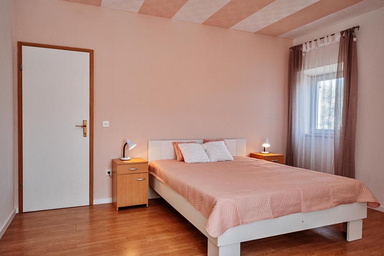 Rooms Emilija Božava Eksteriør billede